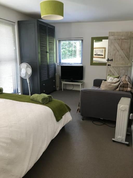 Log Cabin Rural Retreat In Beautiful Countryside Lapworth エクステリア 写真